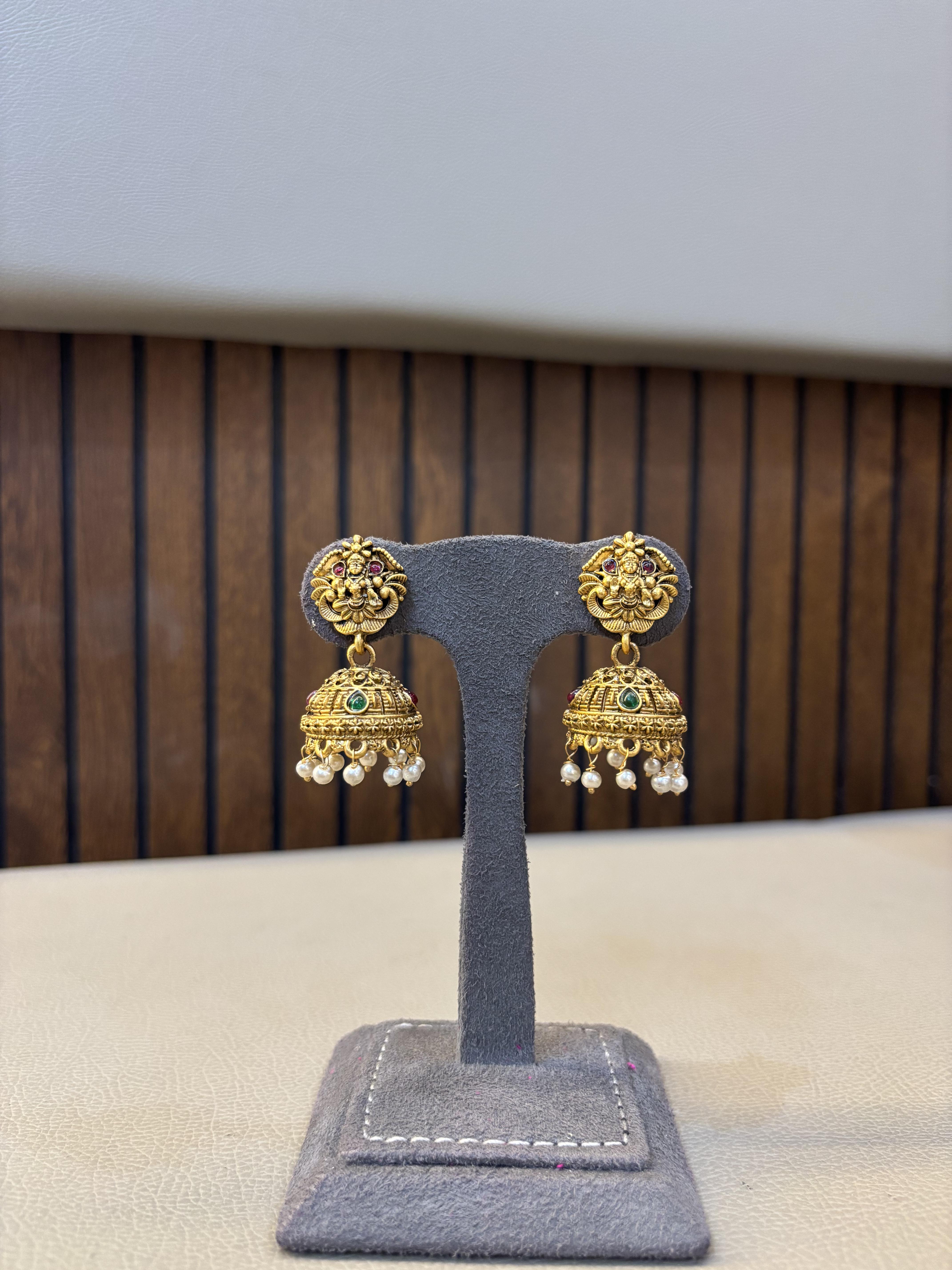 Ear-8